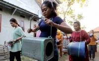 Keseruan Ibu-Ibu di Indramayu Ikuti Lomba Perkusi dengan Barang Bekas