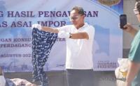 Mendag Zulhas Musnahkan 750 Bal Pakaian Bekas Senilai Rp8,5 Miliar