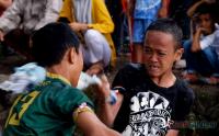 Keseruan Anak-Anak Ikuti Lomba Gebuk Bantal di Sungai Tello Makassar