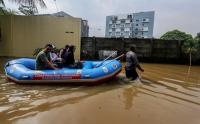 Perahu Karet Diterjunkan untuk Bantu Warga Terdampak Banjir di Cibinong Bogor