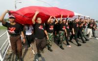 Warga Kediri Membawa Bendera Merah Putih Raksasa Meriahkan HUT Kemerdekaan RI
