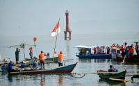 Nelayan Gelar Upacara Pengibaran Bendera Diatas Perahu