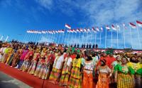 5.005 Meter Bendera Merah Putih Selimuti Anjungan Pantai Losari Makassar