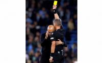 Momen Pep Guardiola Peluk Wasit saat Dikartu Kuning