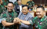 Momen Ketika Prabowo Rangkul Andika dan Dudung di Rapat DPR