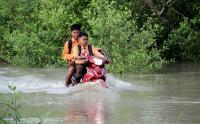Siswa Terpaksa Terobos Banjir untuk Sampai ke Sekolah di Kecamatan Rokan Hilir Riau