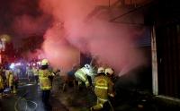 Petugas Damkar Padamkan Api yang Membakar Ruko di Kawasan Klender Jakarta Timur