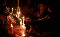Aksi Bakar Lilin di Depan Patung Singa Stadion Kanjuruhan