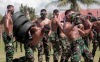 Anggota TNI Pamer Perut Sixpack saat Atraksi Spartan Komando