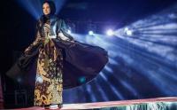 Fashion Show di Atas Truk Peringati Hari Batik Nasional