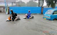 Intensitas Hujan Tinggi Jalan Cirendeu Tangsel Tergenang Banjir