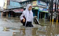 Potret Siswa Sekolah Terobos Banjir yang Merendam Kawasan Narogong Bekasi