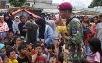 Potret Kedekatan Prajurit TNI AL dengan Anak-Anak di Lokasi Terdampak Bencana
