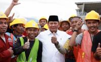 Potret Kedekatan Prabowo dengan Pekerja Bandara di Palu