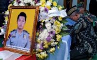 Ayah Korban Helikopter Jatuh Menangis saat Pemakaman Anaknya Brigadir Anumerta Lasminto