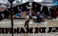 Warga Beraktivitas di Genangan Banjir Rob Muara Angke Jakarta