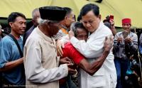 Momen Prabowo Kecup Sayang Anak-Anak Terdampak Gempa Cianjur