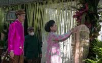Presiden Jokowi Pasang Bleketepe saat Prosesi Adat Pernikahan Kaesang dan Erina Gundono