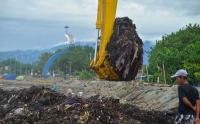  Tumpukan Sampah Pantai Padang Akibat Curah Hujan Tinggi