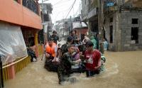 Prajurit TNI Bantu Evakuasi Warga Terdampa Banjir Manado