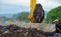 Tumpukan Sampah di Pantai Muaro Lasak Padang Dipindahkan ke TPA