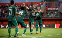 Selebrasi Pemain Persebaya Surabaya usai Bungkam Madura United dengan Skor 2-0