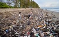  Sampah Menumpuk di Pantai Pasir Jambak Padang Keluarkan Bau Tidak Sedap