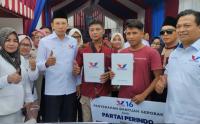 TGB Zainul Majdi Serahkan Bantuan Gerobak Perindo untuk Pedagang di Serang Banten