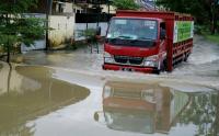 Pengendara Terobos Banjir di Jalan Kecaping Raya Makassar