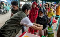 Antusiasme Warga Beli Produk Pangan Bersubsidi di Food Station Pasar Induk Beras Cipinang