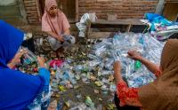 Kelompok Ibu Rumah Tangga di Palu Manfaatkan Bank Sampah untuk Penopang Kebutuhan Keluarga
