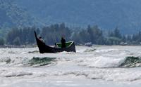 Perahu Penumpang Terabas Ombang di Perairan Ulee Lheu Banda Aceh