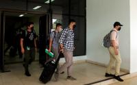 Penyidik KPK Bawa Koper Usai Geledah Kantor Dinas PU Papua