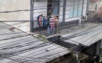 Kesemrawutan Kabel Listrik dan Telekomunikasi di Cibiniong Menganggu Keindahan Kota