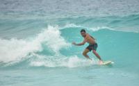 Spot Surfing bagi Pemula di Kepulauan Mentawai dengan Pemandangan Laut yang Indah