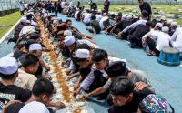 Serunya Para Santri Makan Nasi Liwet Bareng Sambut Ramadhan
