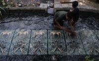 Sambut Ramadhan, Warga Mencuci Karpet Masjid di Sungai