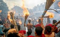 Keseruan Perang Api Jelang Perayaan Nyepi di Mataram NTB