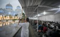 Ribuan Warga Buka Puasa Bersama di Masjid Raya Syeikh Zayed Solo