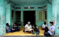 Melihat Santri Ponpes Membaca Kitab Kuning saat Mengisi Waktu di Bulan Ramadhan
