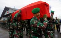 Prajurit TNI Angkat Jenazah Almarhum Serda Riswan Ramli Korban Penembakan KKB Papua