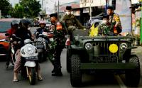Sambil Naik Mobil Jeep Willys, Anggota TNI Bagikan Takjil untuk Warga Gowa