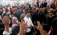 Presiden Joko Widodo Sambangi Pasar Tramo Maros Bagikan Sembako 