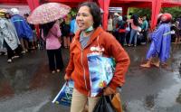 Senangnya Warga Kediri Beli Beras Murah di Operasi Pasar Ramadhan