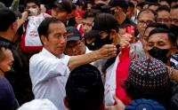 Presiden Joko Widodo Bagikan Paket Sembako kepada Warga di Pasar Terong Makassar