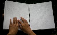 Siswa Tunanetra Manfaatkan Waktu dengan Membaca Al Quran Braille