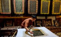 Melihat Pembuatan Batik Tulis Bermotif Ayat Al Quran di Solo