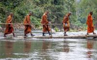 32 Biksu Susuri Sungai Kaligarang Menuju Candi Borobudur