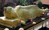 Jelang Hari Waisak, Patung Buddha Tidur Dibersihkan