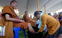 Biksu yang Berjalan Kaki dari Thailand Akhirnya Tiba di Borobudur